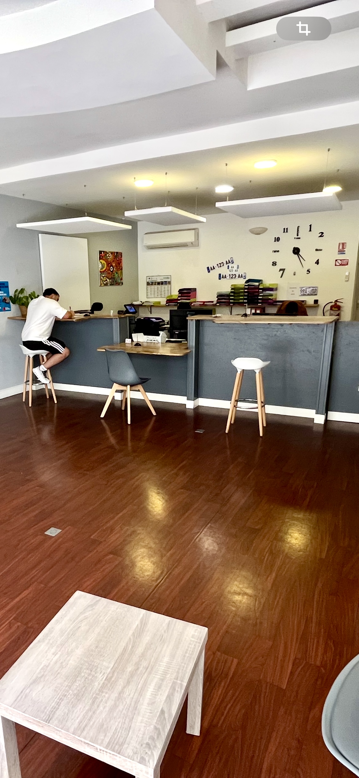 Intérieur de l'agence Carte Grise Agen, accueil pour vos démarches de carte grise